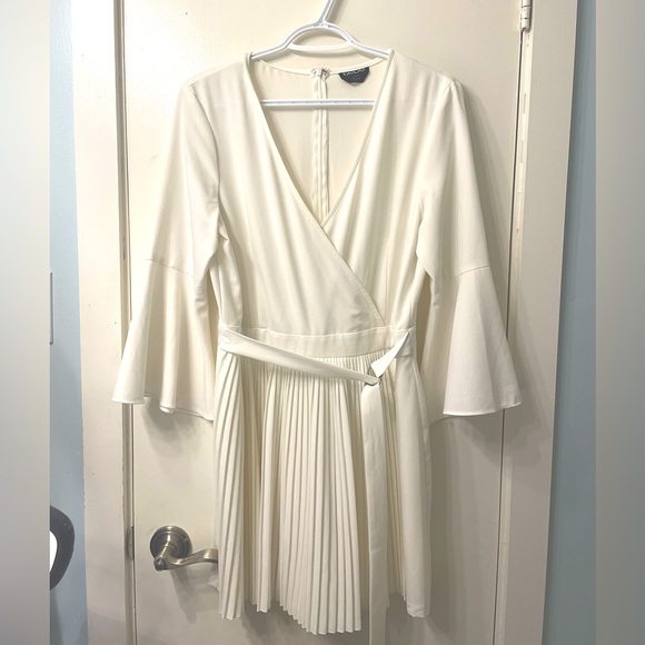 Women's V-neck pleated skirt long sleeves - Picture 3 of 5